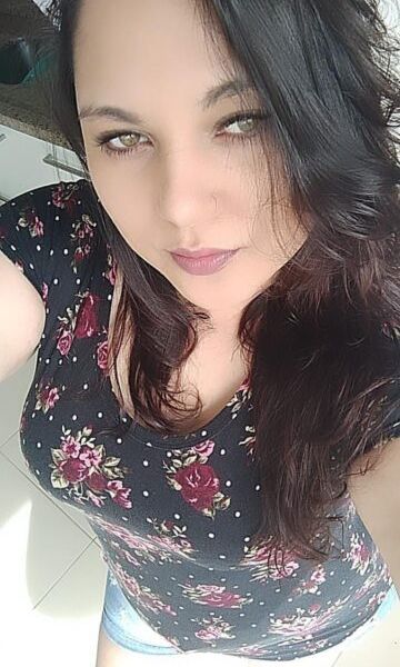 Recém entrei nessa aventura de ser acompanhante, sou uma mulher comum, tímida, alegre, simpática, carinhosa e safada, mas do meu jeitinho. Gosto muito de conversar e deixar o cliente à vontade. Atendo em meu local simples, porém aconchegante e disponibilizo de toalhas limpinhas para o seu banho. Sou muito atenciosa, educada e discreta, e meus mistérios? Venha desvendar, sou fofinha, gostosa, sedutora, e muito meiga, se você gosta de estilo namoradinha, venha se deliciar comigo! Sem frescura e aceito beijos na boca. Venha experimentar o que eu tenho para te mostrar. Não faço anal e oral sem camisinha, depende da higiene do cliente.Horário de atendimento: Das 09:00 às 18:00 horasCachê: R$ 100,00.
