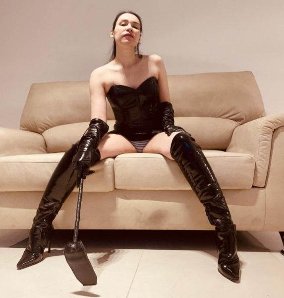 Hola! Vanya por aquí :) 
Doy servicios de Ama/Domina. Tenés el deseo de sentirte dominada/o, pero tenés miedo de que sea mucho para vos? Para mí será un placer enseñarte a ser mi sumiso. La base de la experiencia se basa en el consenso, y la idea es que la pases realmente bien, nada menos que eso. Me gustan diversas prácticas :)
Me encantan los sumis@s obedientes, respetuos@s y predispuest@s. Si sos así, serás bien recompensado. Los castigos claro que son también una tentadora opción <3

Cuando me escribas, recordá que estas hablando con una Ama, y respetá los roles que nos tocan. Cuidá tus palabras, sé amable, sé agradecido, tratame como una Ama merece... o buscate un servicio tradicional. 
Ahora, un poco de info básica: Atiendo parejas (siempre dentro de contexto Bdsm). No hago tradicional. Voy a hoteles. Las sesiones se reservan con un 50% del arancel previo a sesionar, y el resto, en sesion. 

Mandame mensajito (no atiendo llamadas) y coordinemos ;). 
Vanya <3
