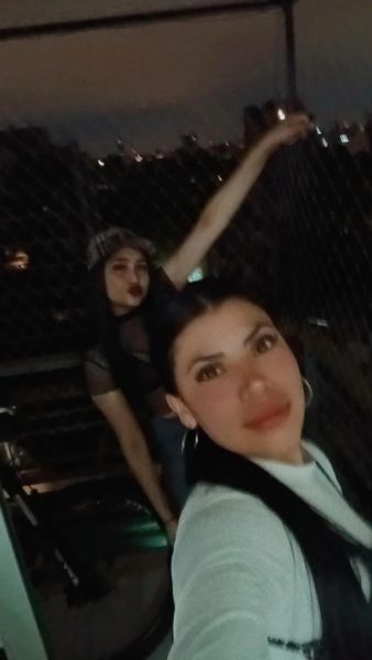 Estamos para vos amor, nos mensajeás y te contamos todo lo que hacemos.🤭 Tenemos un sin fin de fantasías para vos, 😘😘solo te adelanto que hacemos realmente el amor. Te mostramos como y los vivís vos acá enfiestado, muy mimado y besado. Por nosotra